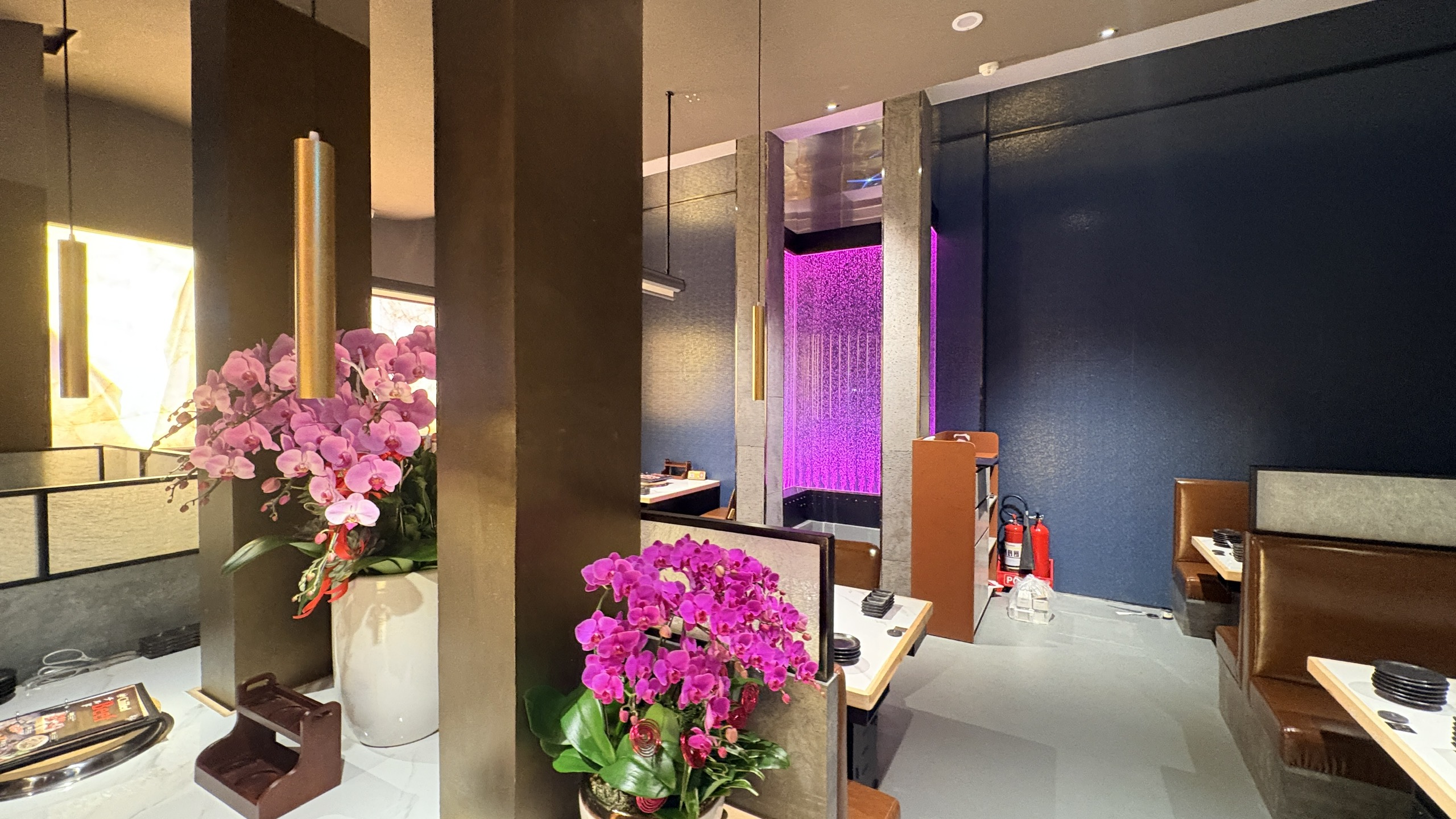 Vách bọt nước trong không gian F&B