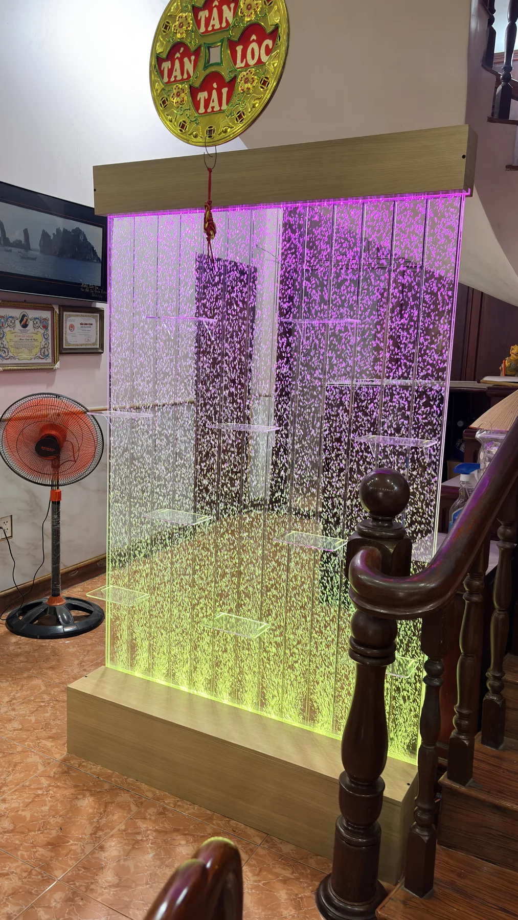 Vách bọt nước Acrylic Hưng Phú Trung - vách bọt nước làm kệ trang trí Vách bọt nước Acrylic Hưng Phú Trung - vách bọt nước làm kệ trang trí