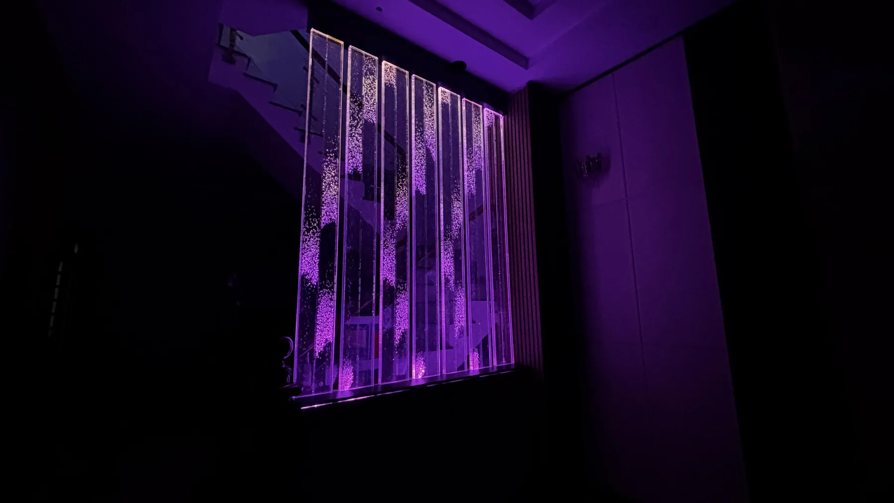 Vách bọt nước Acrylic Hưng Phú Trung - vách bọt nước tại công trình nhà ở đang thi công Vách bọt nước Acrylic Hưng Phú Trung - vách bọt nước tại công trình nhà ở đang thi công