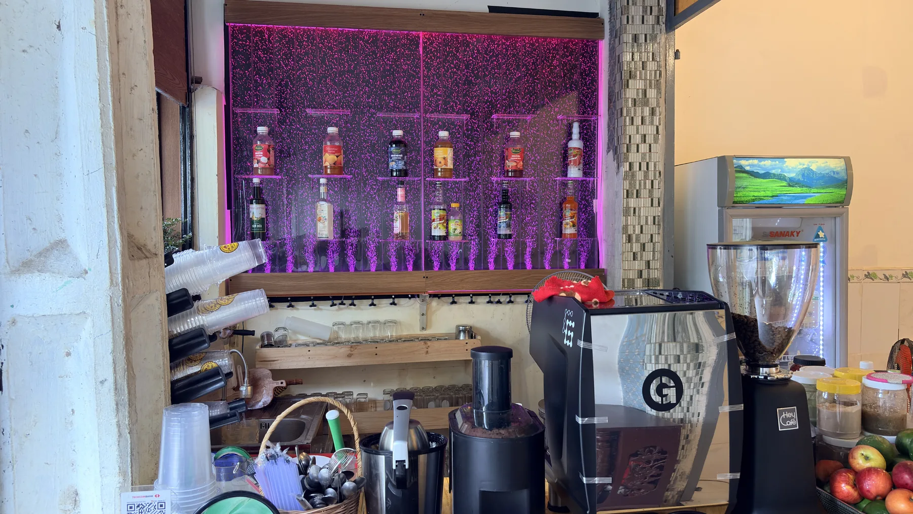 Vách bọt nước Acrylic Hưng Phú Trung - vách bọt nước tại quầy bar ở TP. Hồ Chí Minh Vách bọt nước Acrylic Hưng Phú Trung - vách bọt nước tại quầy bar ở TP. Hồ Chí Minh