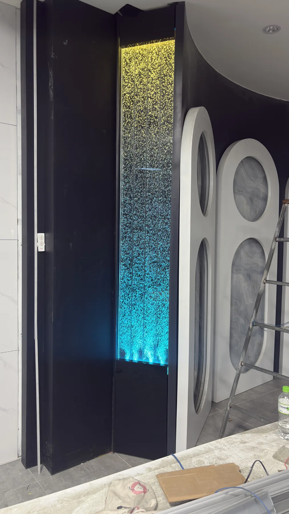Vách bọt nước Acrylic Hưng Phú Trung - vách bọt nước tại showroom nội thất Đồng Nai Vách bọt nước Acrylic Hưng Phú Trung - vách bọt nước tại showroom nội thất Đồng Nai