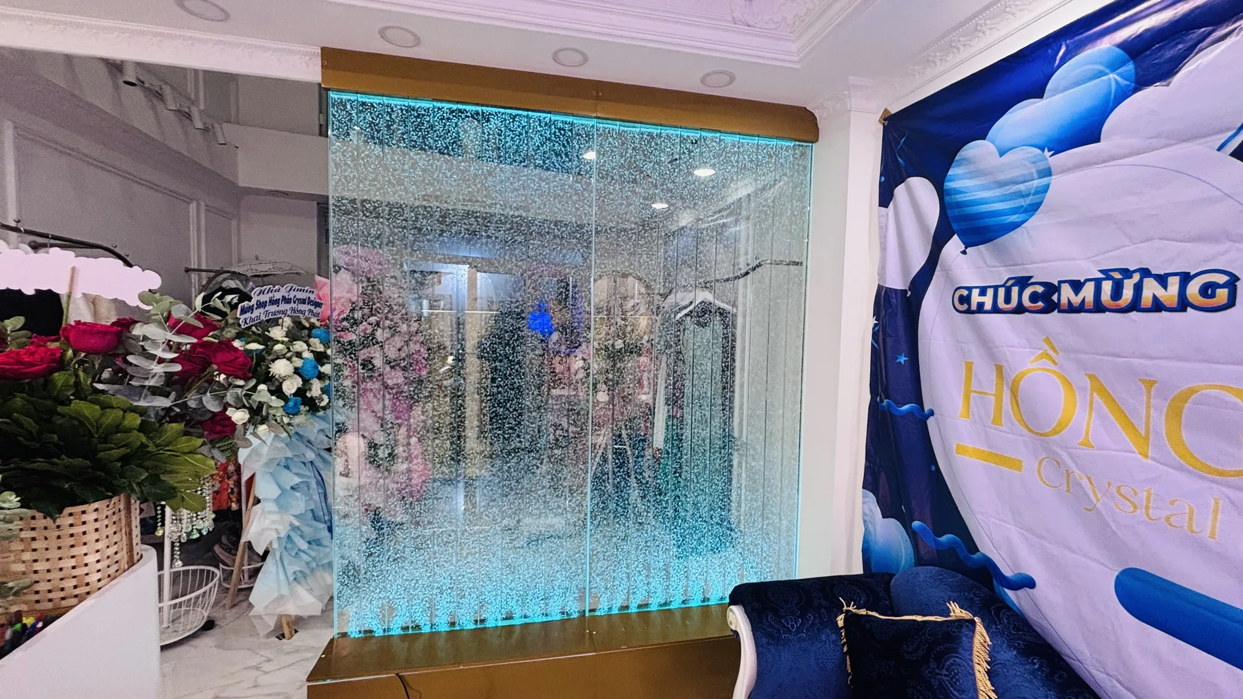Vách bọt nước Acrylic Hưng Phú Trung - vách bọt nước tại showroom thời trang Vách bọt nước Acrylic Hưng Phú Trung - vách bọt nước tại showroom thời trang
