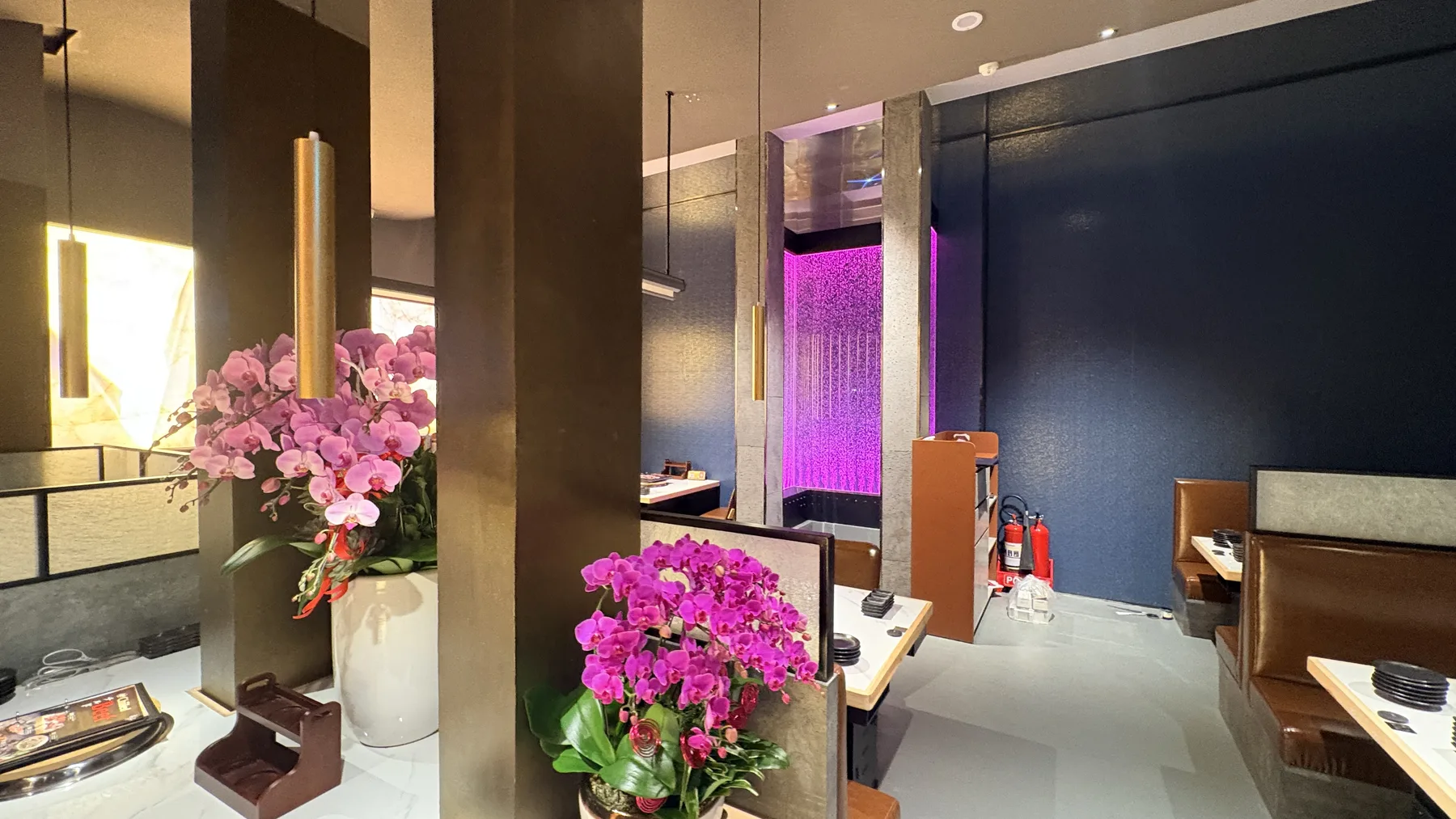Vách bọt nước Acrylic Hưng Phú Trung - vách bọt nước trong không gian quán ăn Vách bọt nước Acrylic Hưng Phú Trung - vách bọt nước trong không gian quán ăn