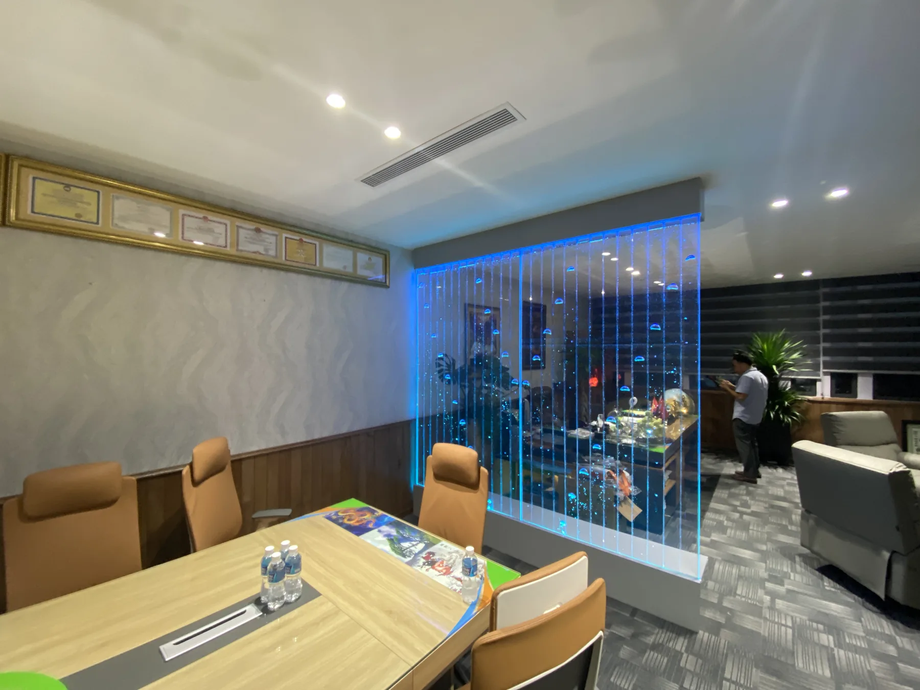 Vách bọt nước Acrylic Hưng Phú Trung - vách bọt nước trong văn phòng làm việc Vách bọt nước Acrylic Hưng Phú Trung - vách bọt nước trong văn phòng làm việc