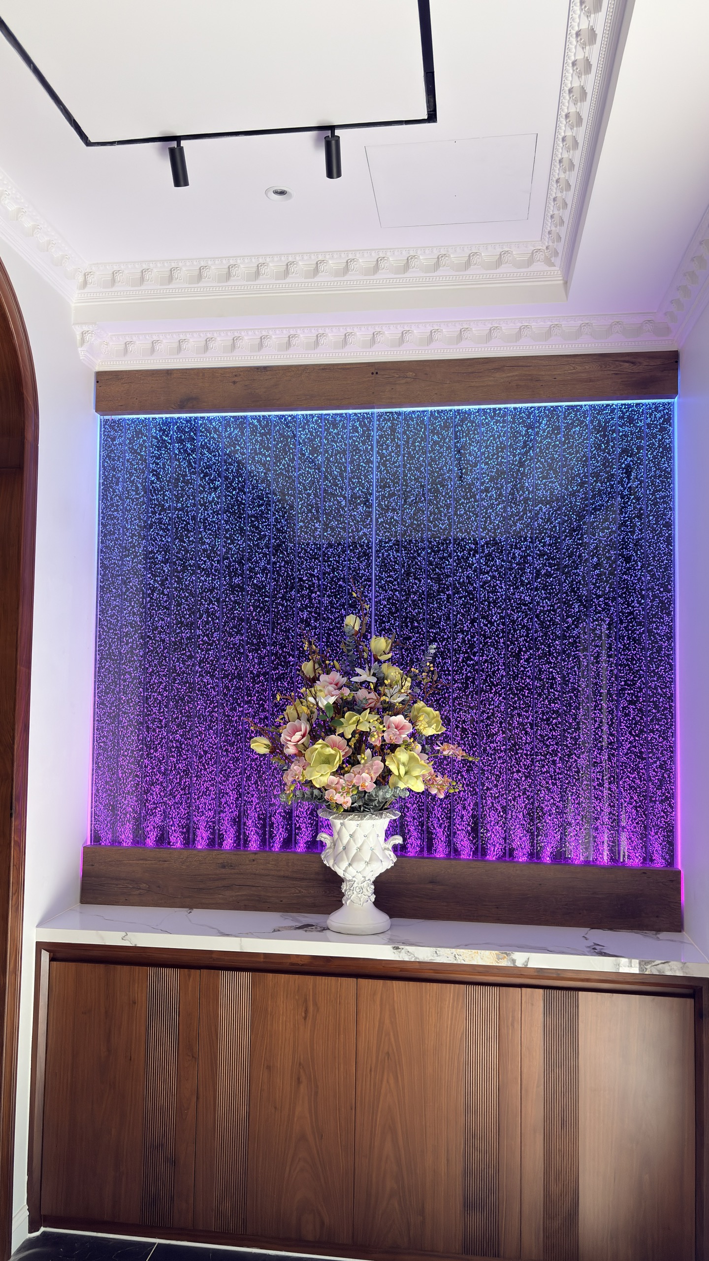 Vách bọt nước Acrylic Hưng Phú Trung với hiệu ứng bọt khí và ánh sáng trong không gian thực tế